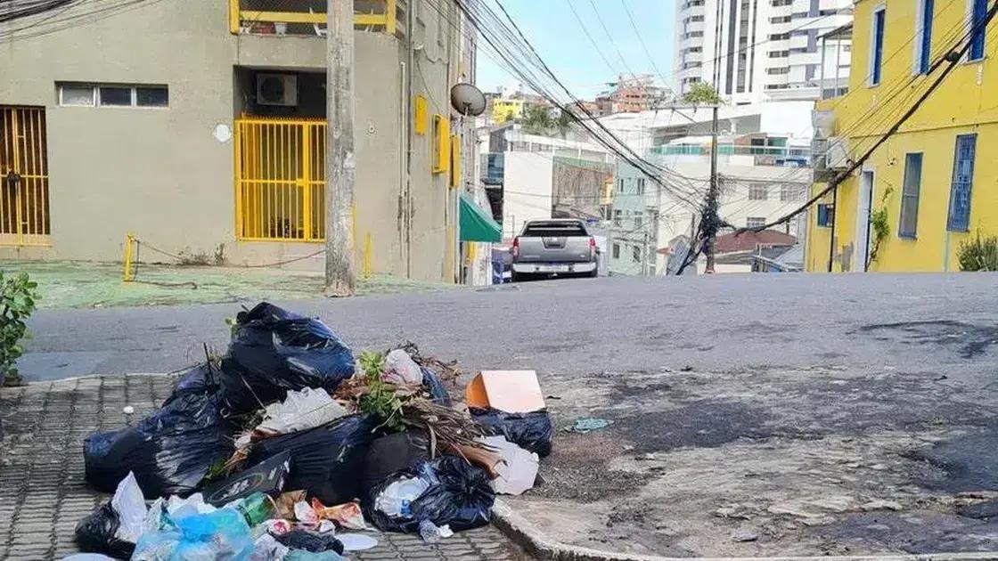 Moradores do Rio Vermelho reclamam da falta de coleta de lixo no Natal