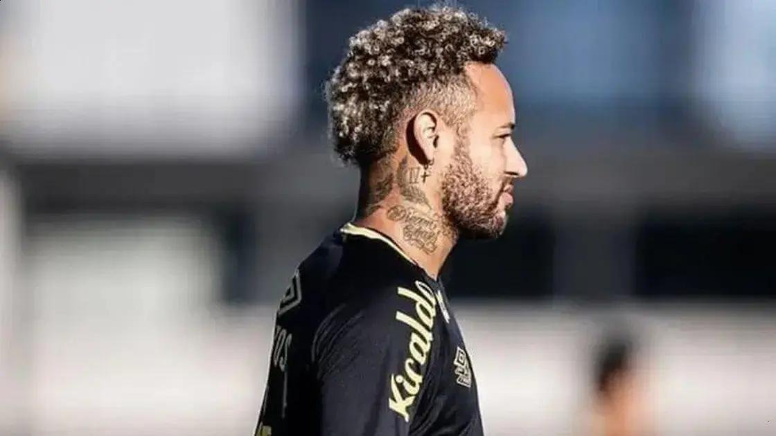 Neymar usa look criativo para evitar os holofotes em Nova York