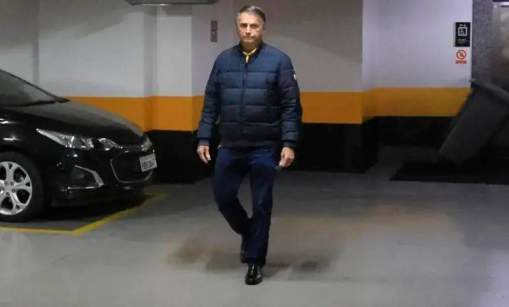 Novo procedimento cirúrgico de Jair Bolsonaro gera preocupações e pedidos de orações