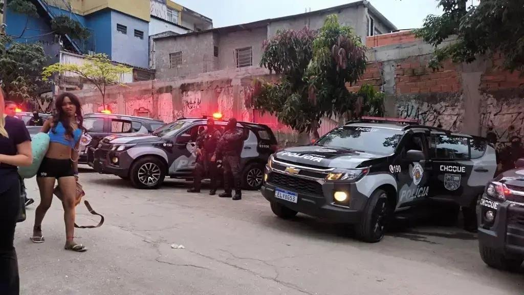 Operação policial combate tráfico de drogas e confronta criminosos na Favela do Moinho