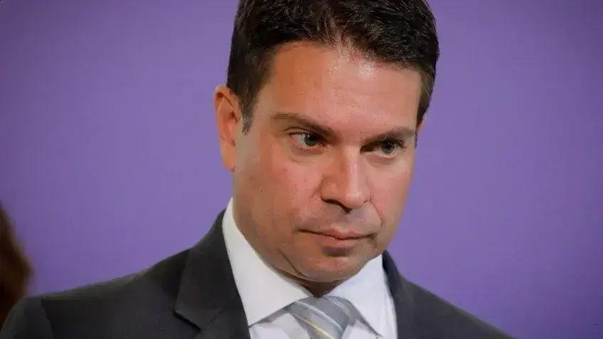 Ramagem pode renunciar ao mandato em 2026 após pedido de asilo