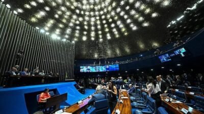 Senado aprova projeto que reduz penas de Bolsonaro e outros condenados