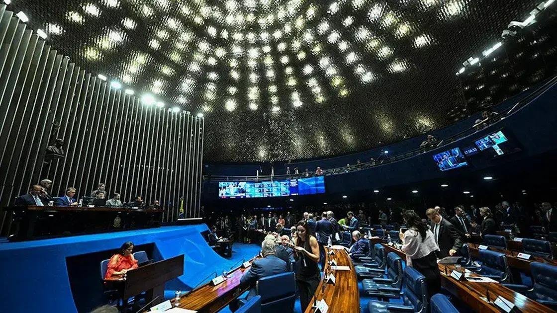 Senado aprova projeto que reduz penas de Bolsonaro e outros condenados