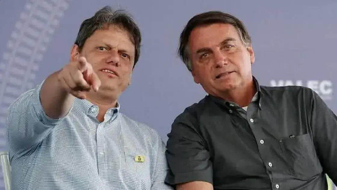 Tarcísio de Freitas silencioso após Flávio Bolsonaro ser anunciado como candidato à presidência