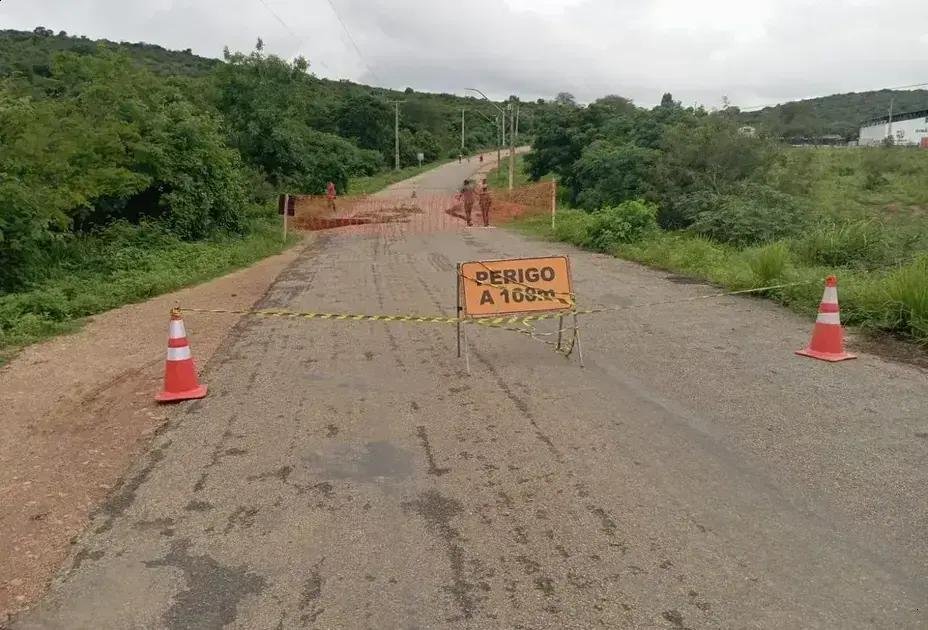 Tráfego interrompido na BA-270 após chuvas intensas entre Encruzilhada e Ribeirão do Largo