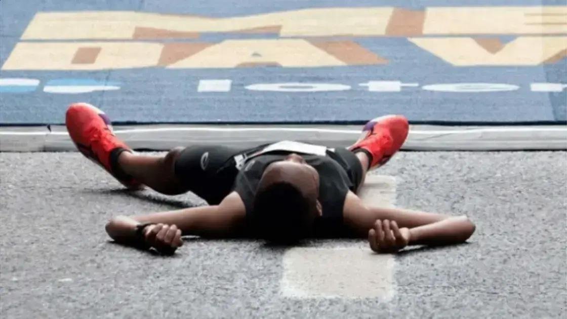 Vencedora da São Silvestre 2025 desmaia após cruzar a linha de chegada