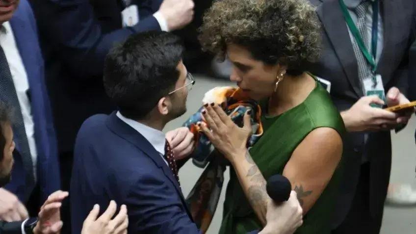 Votação no Congresso: Zambelli mantida e Glauber Braga suspenso por seis meses