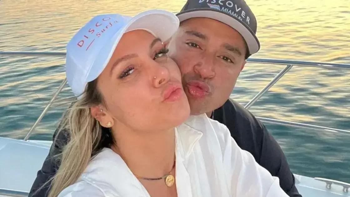 Xanddy e Carla Perez se divertem em passeio de lancha em Salvador