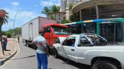 Acidente em Salvador deixa feridos e pessoas presas nas ferragens