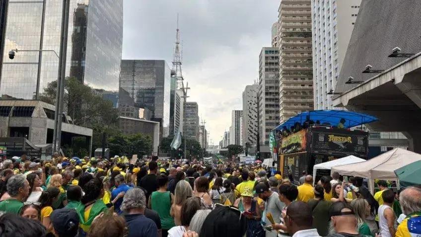 Apoiadores de Jair Bolsonaro se reúnem em manifestação na Paulista