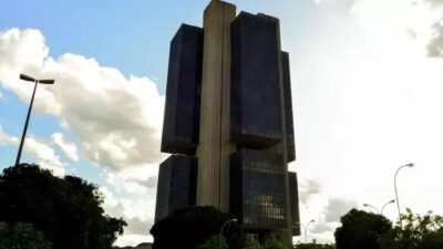 Banco Central mantém a Taxa Selic em 15% e promete mudanças em março