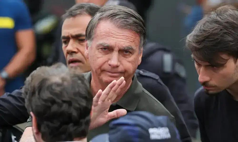 Bolsonaro é transferido para hospital após queda na cela