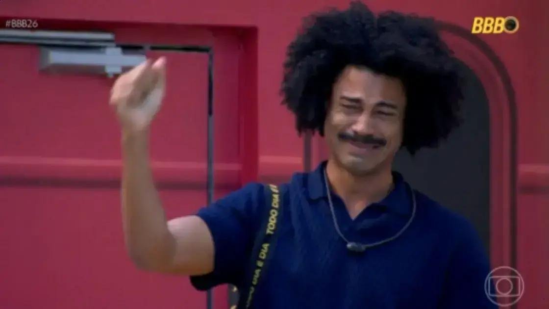 Breno se emociona ao entrar no BBB 26 após desistência de rival