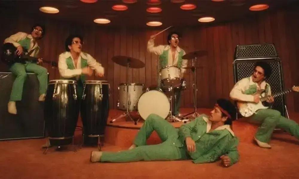 Bruno Mars inicia nova fase com I Just Might e The Romantic Tour