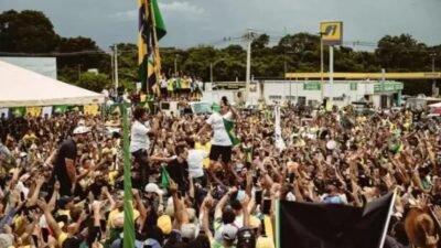 Caminhada de Nikolas Ferreira chega a Brasília em protesto contra Bolsonaro