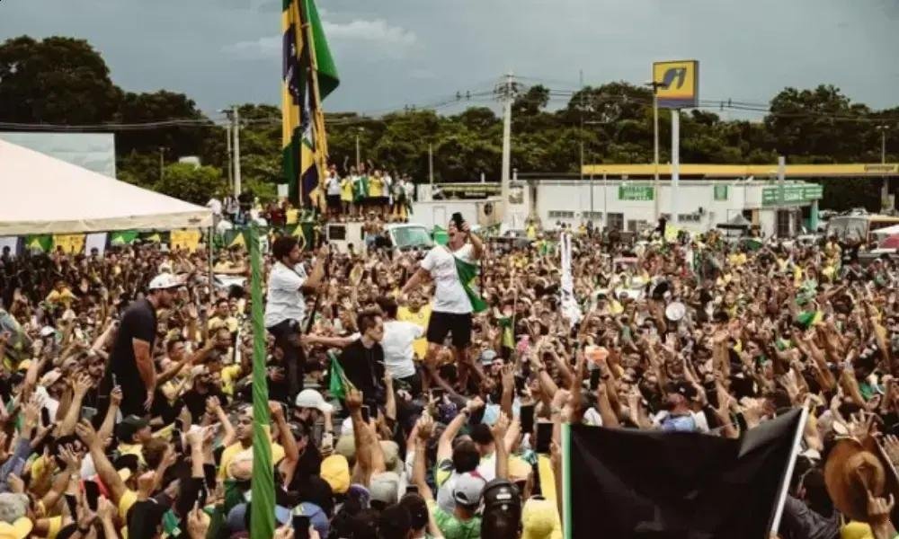 Caminhada de Nikolas Ferreira chega a Brasília em protesto contra Bolsonaro