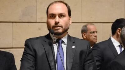 Carlos Bolsonaro critica soluções da PF sobre condições de Jair em custódia