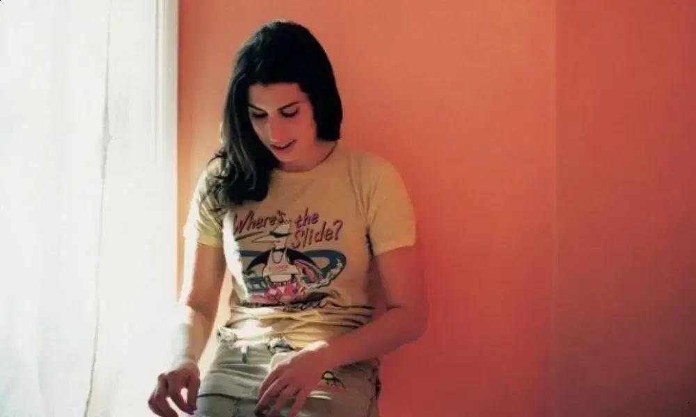 Controvérsia: amigas leiloam itens de Amy Winehouse e arrecadam milhões