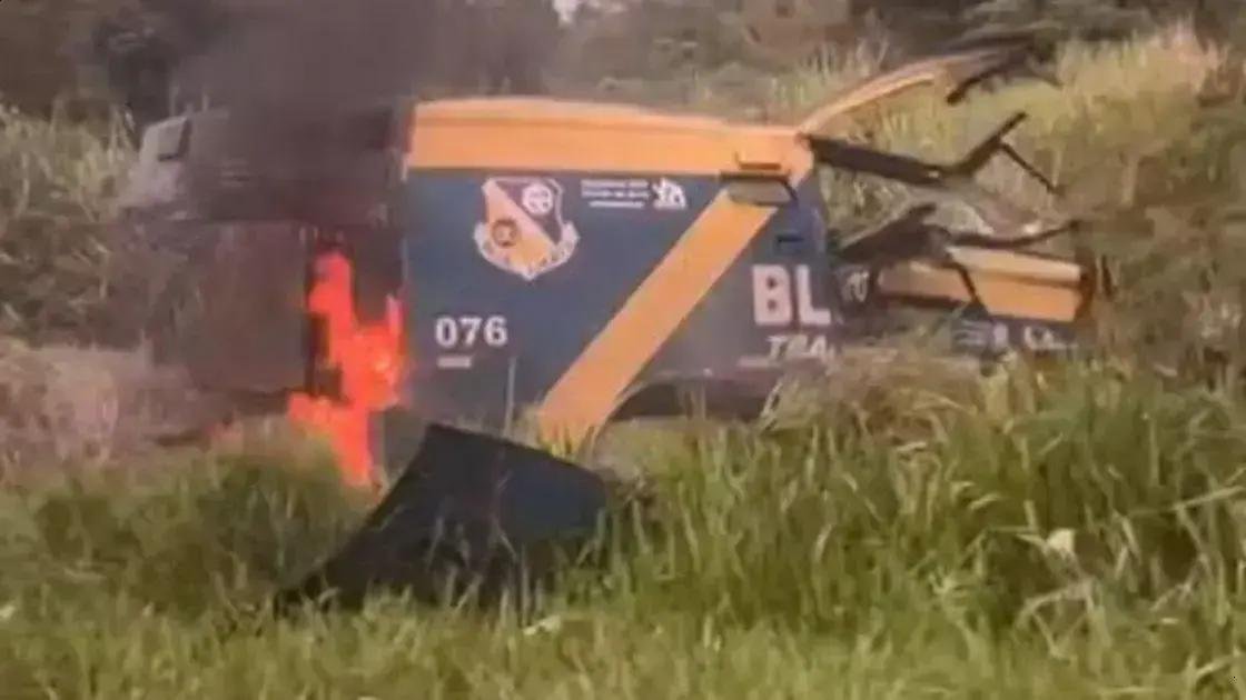 Criminosos armados explodem carro-forte em ousada ação em rodovia