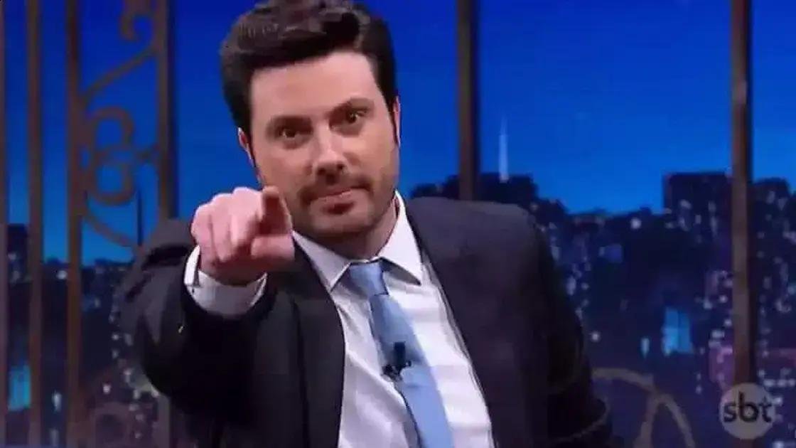 Danilo Gentili chama Flávio Bolsonaro de 'canalha desonesto' em crítica contundente