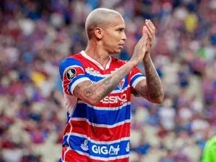 Deyverson é oficializado pela LDU após sair do Fortaleza