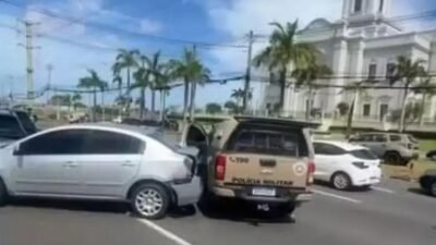Dois policiais feridos em engavetamento na Avenida Paralela em Salvador
