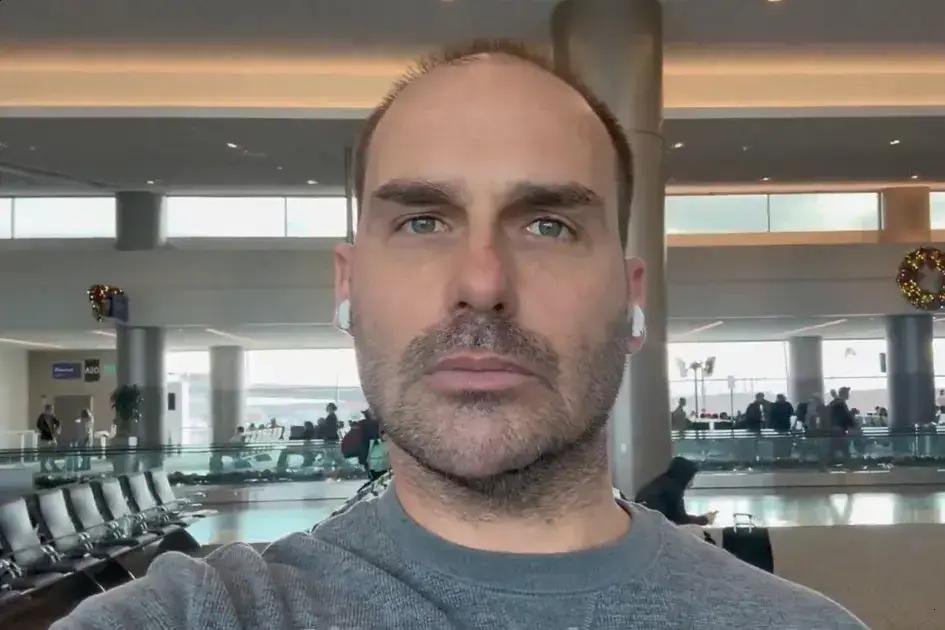 Eduardo Bolsonaro se recusa a retornar à Polícia Federal após determinação