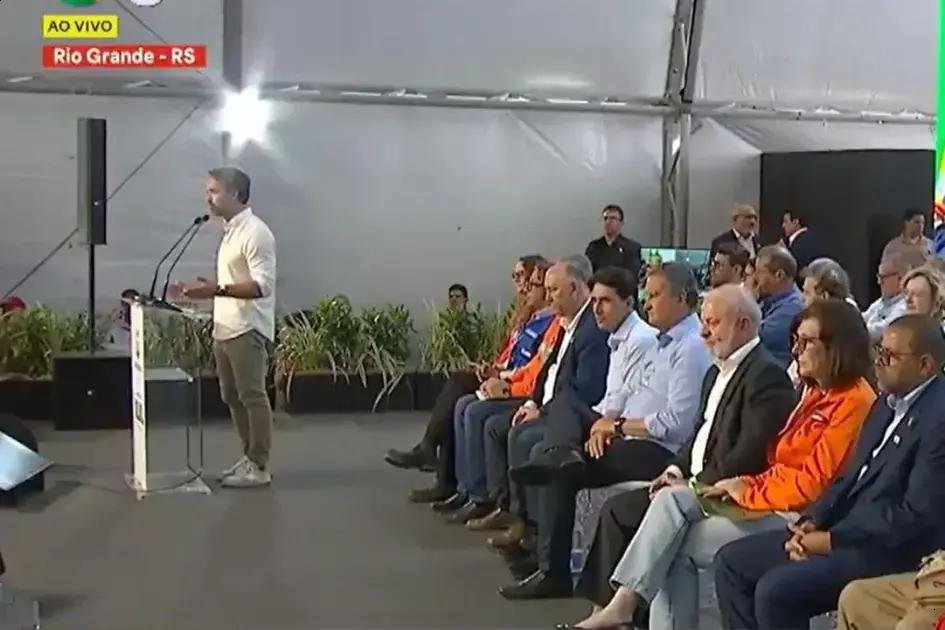 Eduardo Leite pede respeito após vaias em evento com Lula
