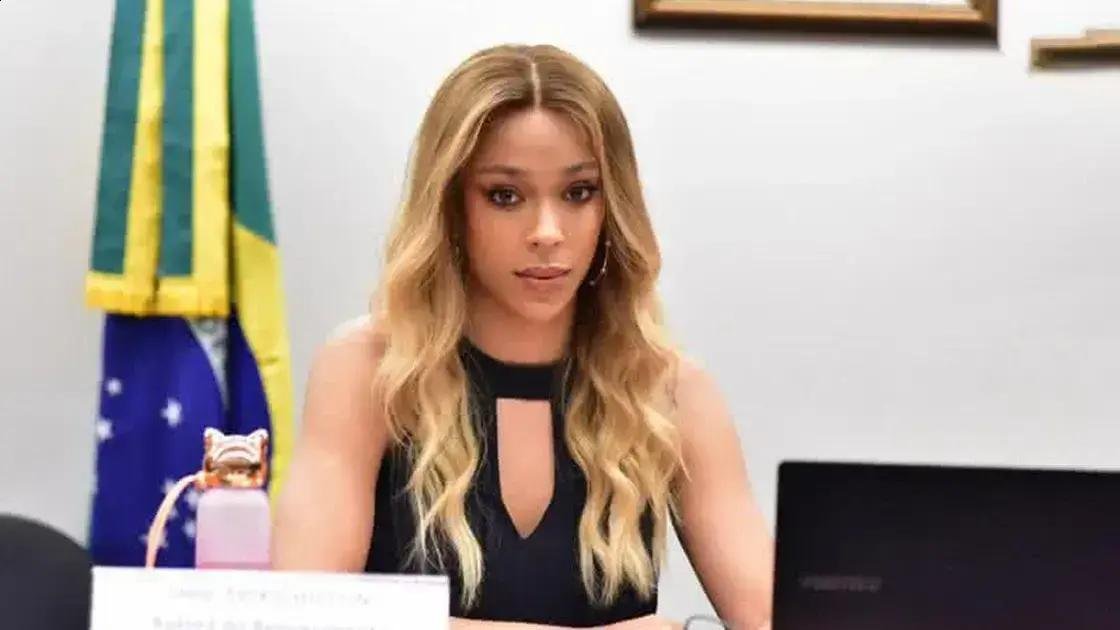 Erika Hilton denuncia Flávio Bolsonaro e Nikolas Ferreira por apologia ao golpe