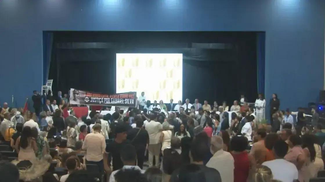 Familiares de jovens mortos pela PM interrompem posse na Uneb