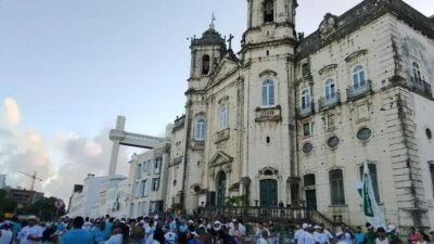 Fiéis celebram o Senhor do Bonfim em Salvador com tapete branco