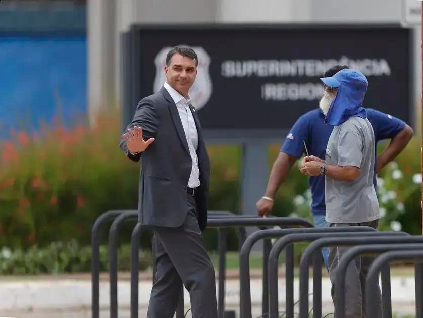 Flávio Bolsonaro viaja a Israel em busca de alianças políticas