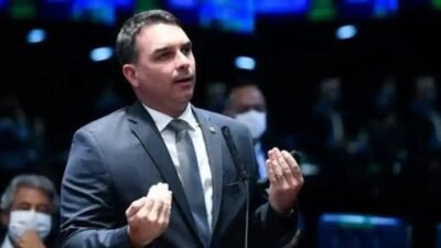 Flávio destaca a crise de soluço do pai e critica condições na prisão