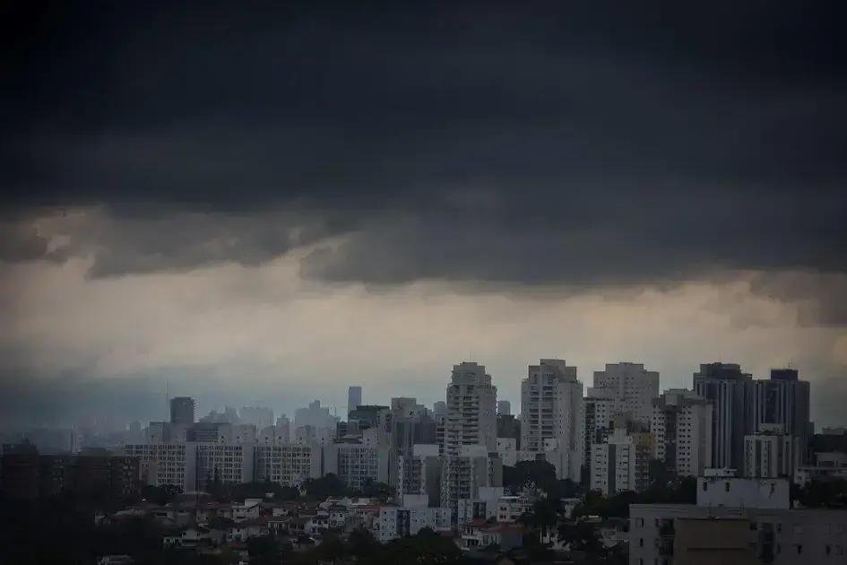 Forte chuva e tempestade: Inmet emite alertas para este fim de semana