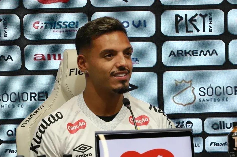 Gabriel Menino é apresentado como o novo reforço do Santos