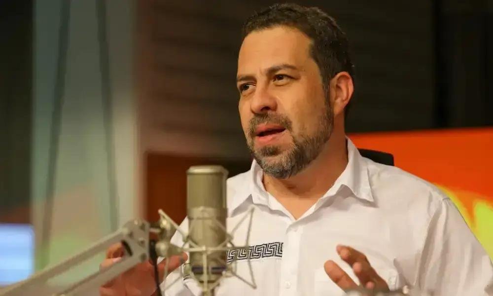 Guilherme Boulos defende a redução da jornada de trabalho no Brasil