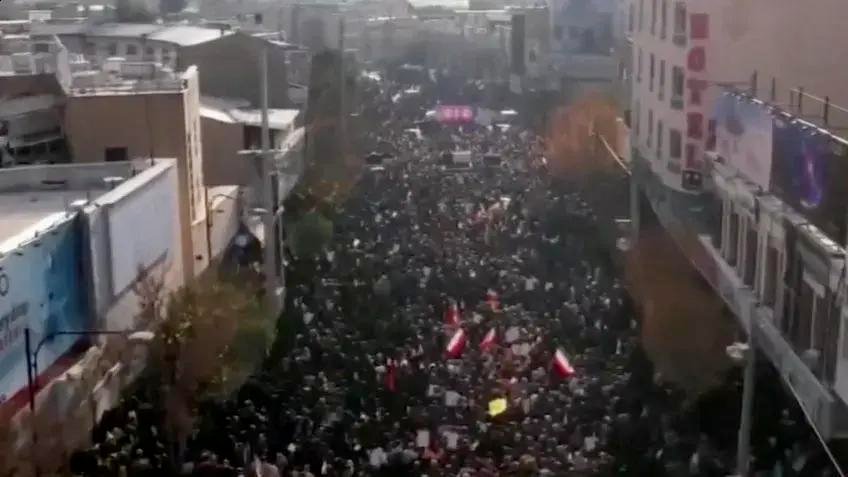 Irã: Manifestações de apoio ao governo em meio à crise econômica