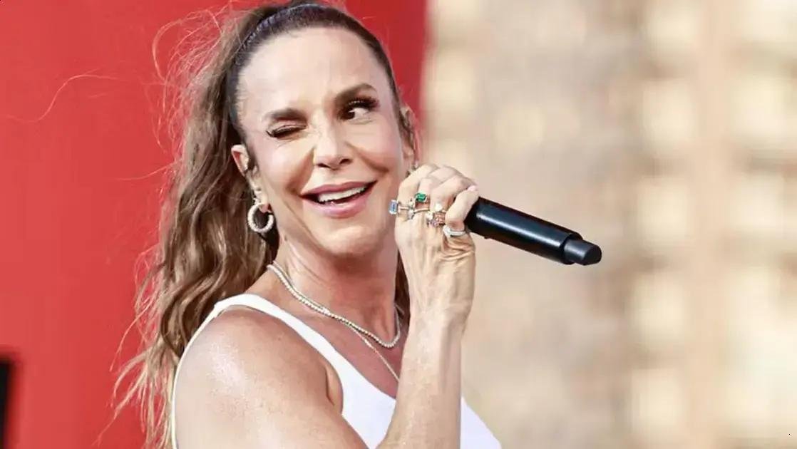 Ivete Sangalo exibe corpo incrível antes de show em Praia Grande