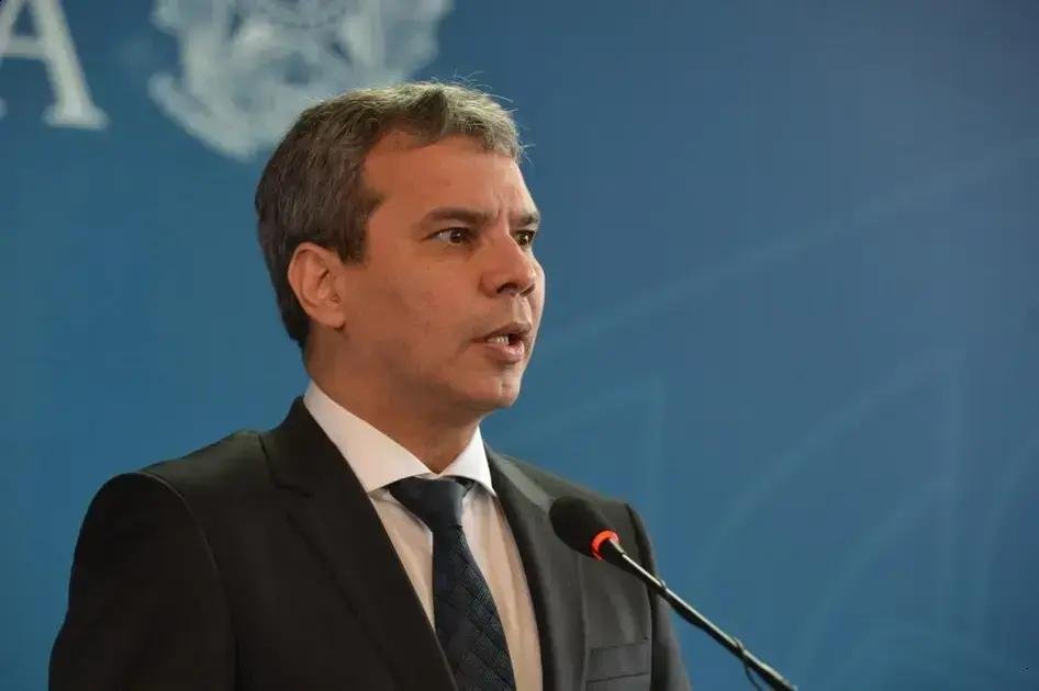 Lula anuncia advogado da Petrobras como novo Ministro da Justiça