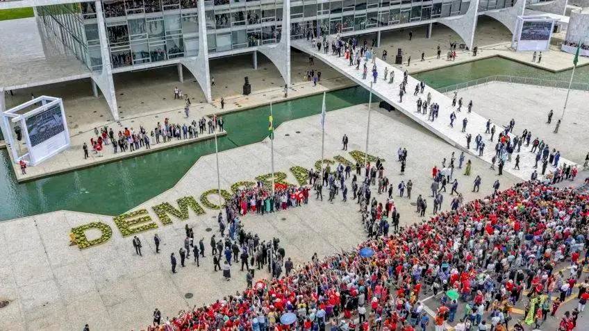 Lula relembra os atos extremistas de 8 de janeiro e reforça defesa da democracia