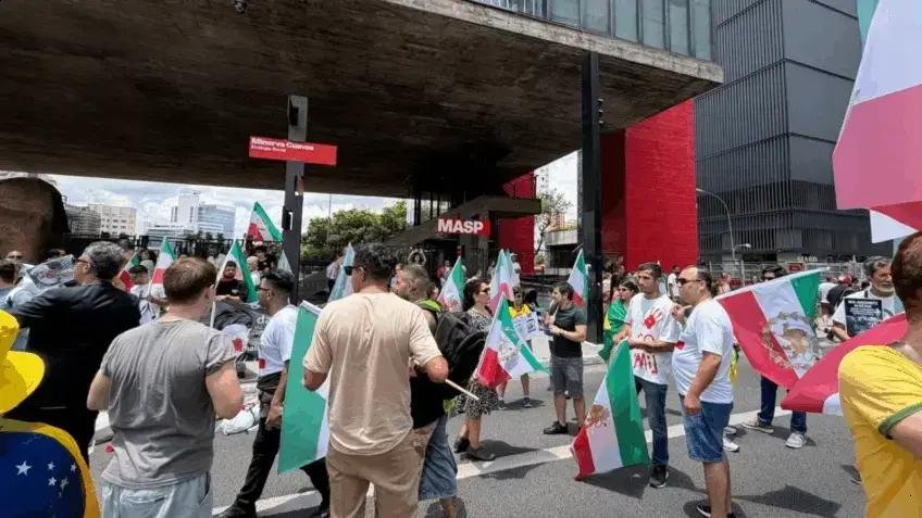 Manifestantes se reúnem em São Paulo contra regime do Irã