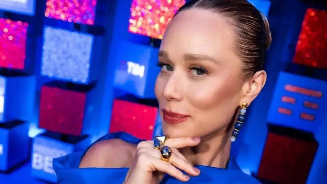 Mariana Ximenes é flagrada em conversa no Festival de Verão de Salvador