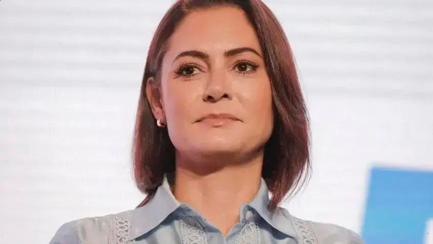 Michelle Bolsonaro relata acidente de Jair Bolsonaro na cela de prisão