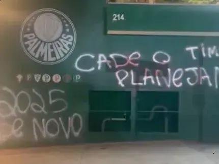Muros do Palmeiras pichados após derrota impactante para o Novorizontino