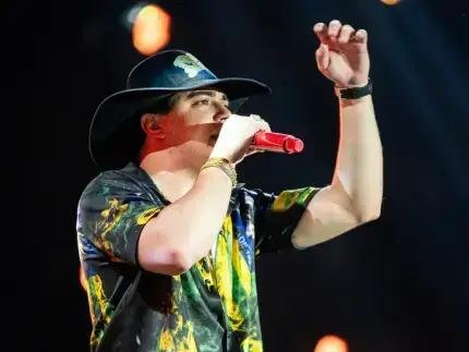 Natanzinho Lima interrompe show em Quijingue por problemas de saúde