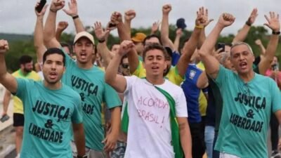 Nikolas Ferreira chega a Brasília para ato em defesa de Bolsonaro