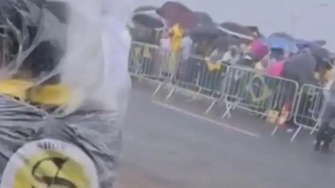 Nikolas Ferreira visita hospitais após raio atingir manifestantes em Brasília