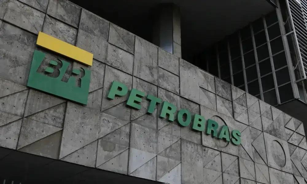 Petrobras anuncia redução nos preços da gasolina em 5,2% a partir de terça-feira
