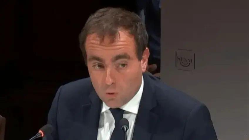 Premiê da França supera moções de censura no Parlamento