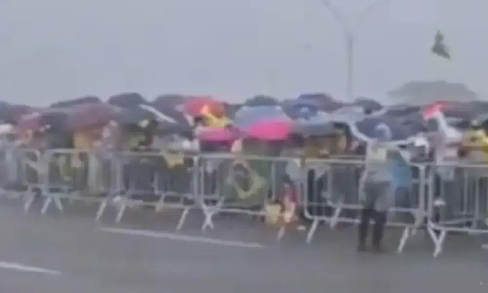 Raio atinge manifestação em Brasília enquanto apoiadores aguardam Nikolas Ferreira